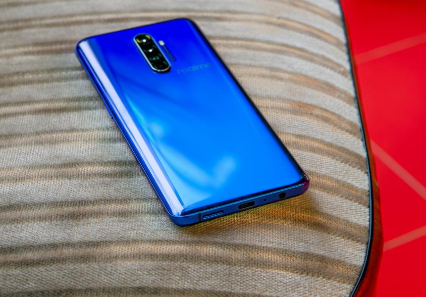 Все китайские производители и даже Samsung не устанавливают в смартфоны разъём для проводных наушников, но Realme (пока) не сдаются