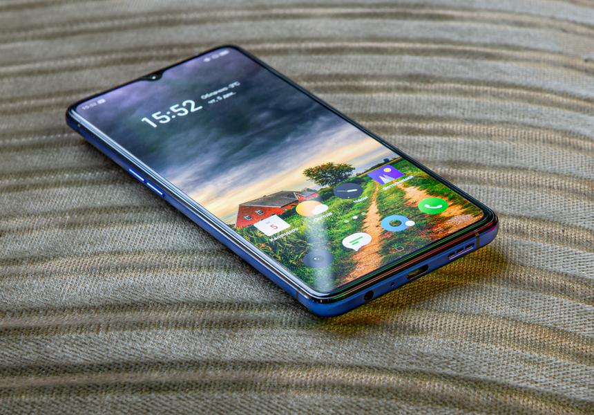 Клавиши регулировки громкости мало того, что раздельные, так ещё и почти посередине боковой панели — ради них каждый раз приходится нисходить пальцами по корпусу «куда-то туда»