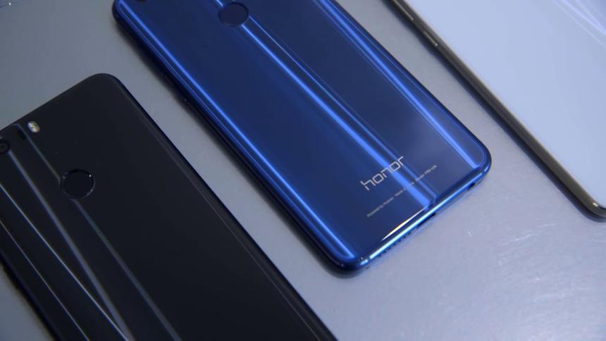 HONOR 8 (2016 г.) выглядел на фоне смартфонов того времени настолько впечатляюще, что черты его дизайна можно найти в большинстве моделей-подражателей даже в 2020 г.!