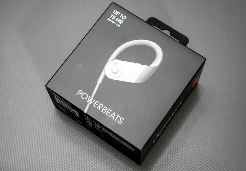 Вот в такой небольшой коробке поставляются Beats Powerbeats High-Performance Wireless