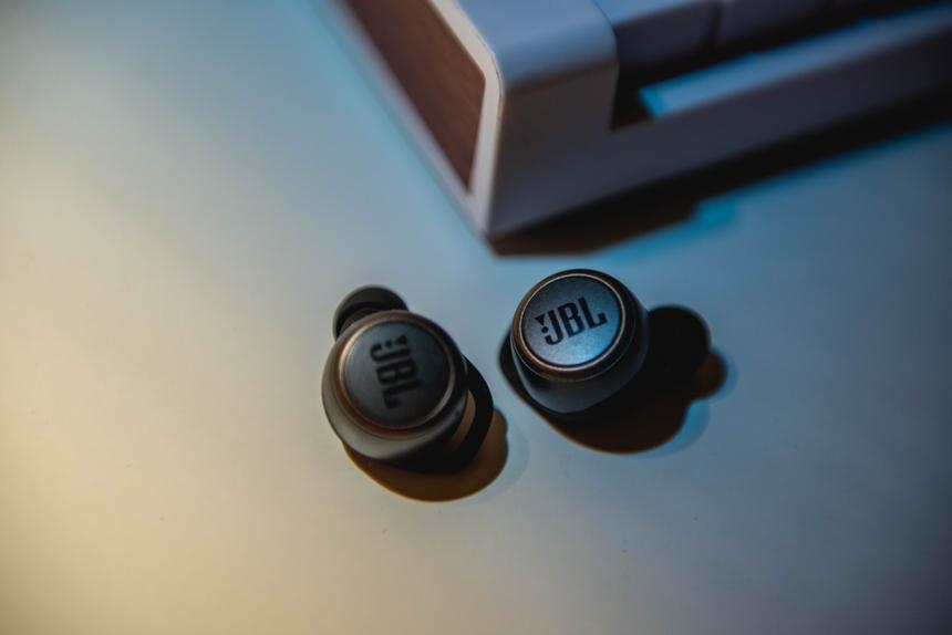 Компактные Bluetooth-наушники постоянно становятся лучше. Мы нашли качественные и самые новые среди недорогих