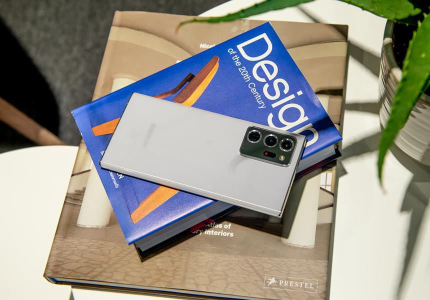 Samsung Galaxy Note20 глупо сравнивать с остальными смартфонами. И дело не в том, лучше он или хуже