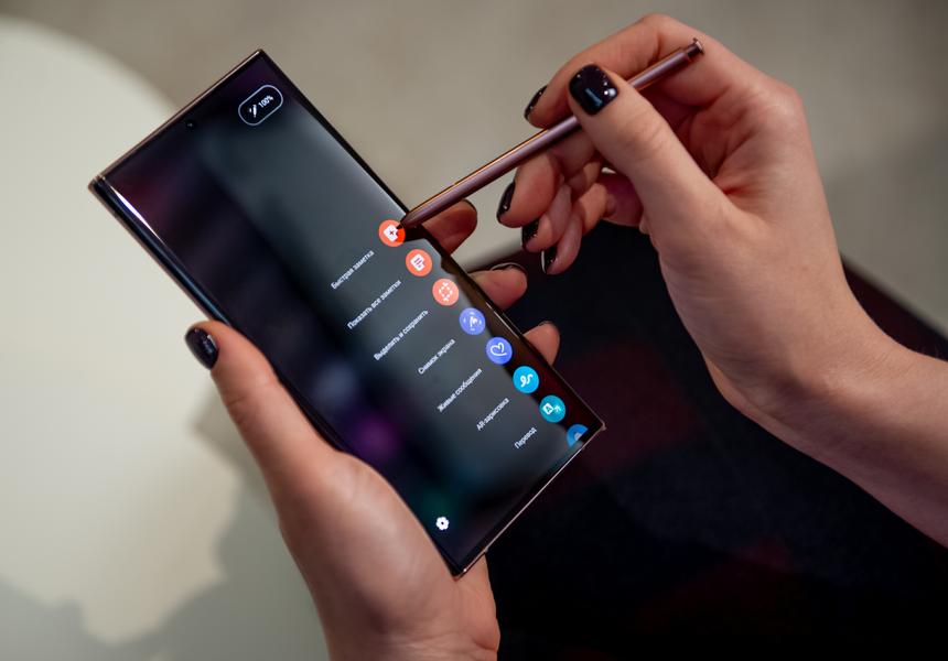 Samsung Galaxy Note20 глупо сравнивать с остальными смартфонами. И дело не в том, лучше он или хуже