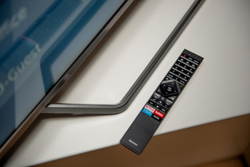 Ножка и окантовка телевизора очень похожи на металл, хотя это не он