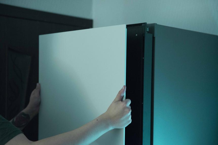 Захотели глянцевый стеклянный холодильник вместо металлического — взяли и заменили панельки самостоятельно дома