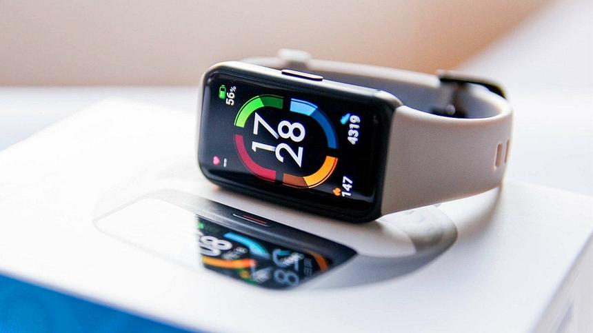 Протестировали фитнес-браслет с огромным дисплеем. Ну и зачем вы переплачиваете за умные часы?