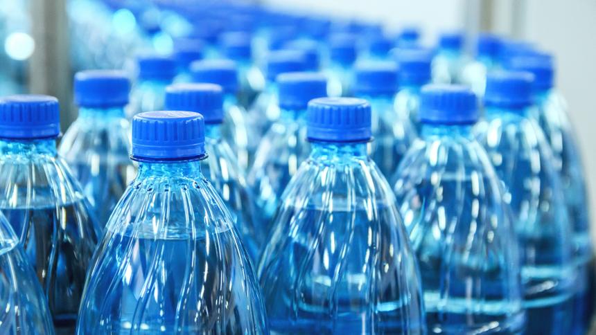 Вода в пластиковых бутылках оказалась опасной для здоровья