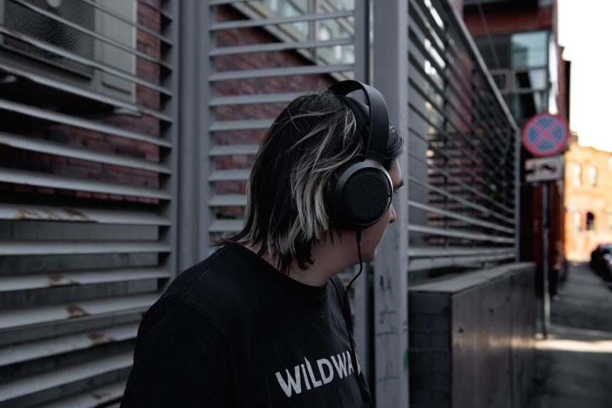 «Полноценный» звук — в проводных наушниках. И если уж брать, то такие