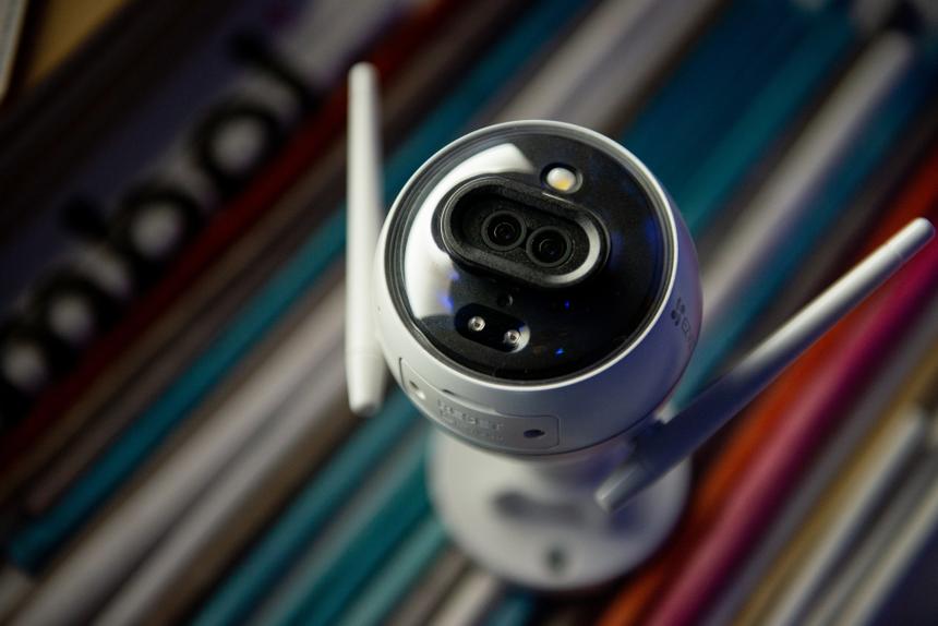 Эта уличная камера умеет отпугивать воров, как в шпионских фильмах