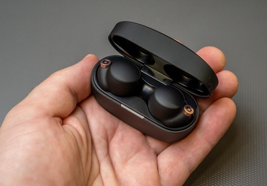 Sony WF-1000XM4, наушники в кейсе