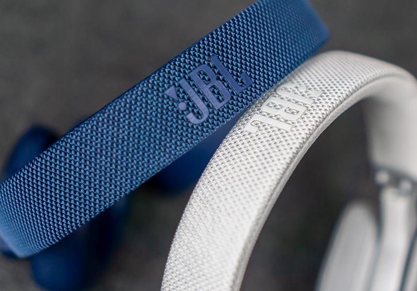 Слева — JBL LIVE 660NC, справа — JBL LIVE 460NC