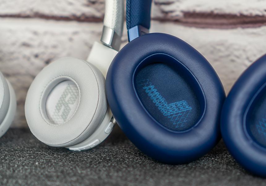 Слева — JBL LIVE 460NC, справа — JBL LIVE 660NC