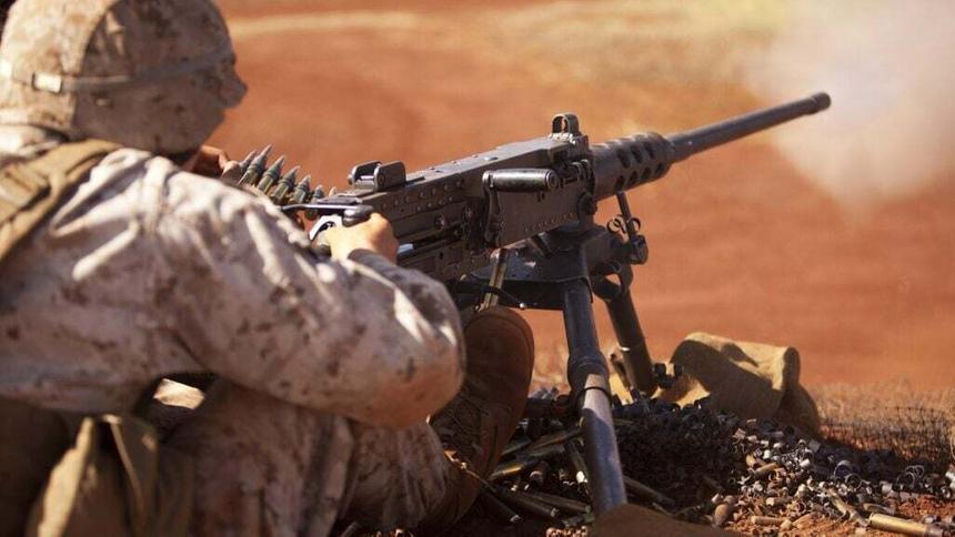 Пулеметчик из роты Чарли 1-го батальона 3-го полка морской пехоты стреляет из пулемета M2 Browning калибра 0,50 дюймов (12,7 мм)