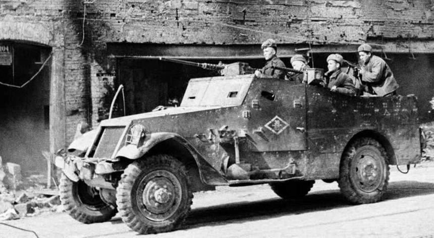 БТР M-3 Scout с советскими мотострелками. Русские были отлично знакомы с этими пулемётами, которые получали с техникой по ленд-лизу. Бронемашины, танки, джипы, самолёты — вот это всё...