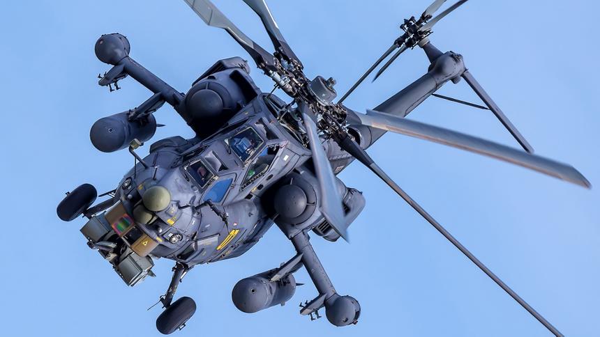 Ми-28Н, угловатый и менее габаритный чем старший собрат Ми-24, кажется, даже с Апачем у него больше общего, но визуально конечно