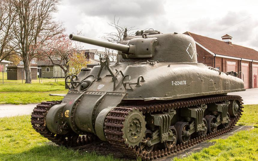 Шерман М4А1 ранние выпуски имели литой корпус