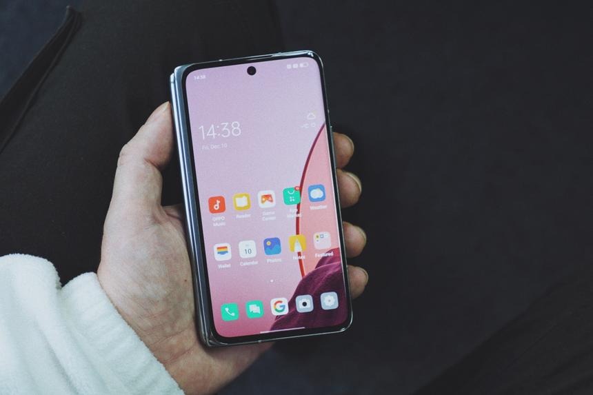 Без морщин на экране, странных пропорций и безумной цены: о таком складном смартфоне все мечтали?