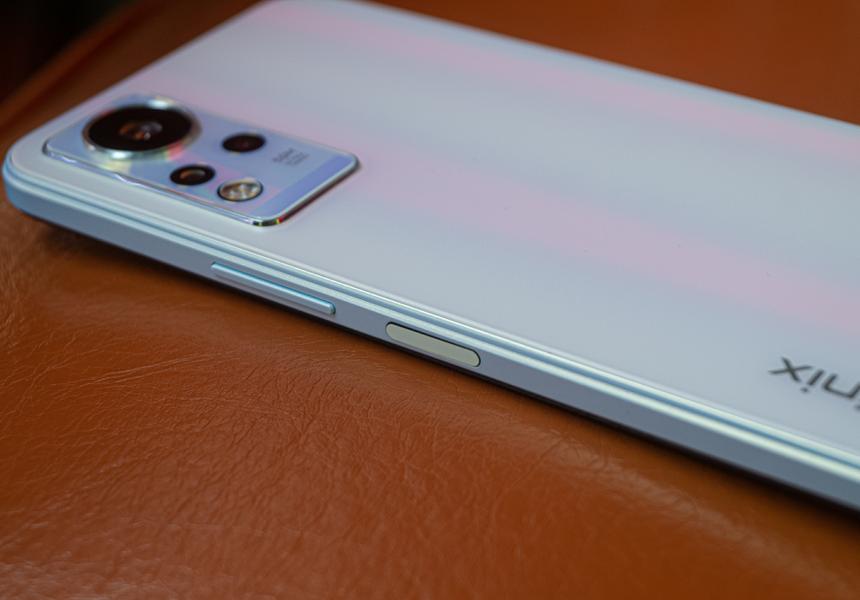 Вот эта плоская кнопка — сканер отпечатков и клавиша питания/блокировки экрана. Поначалу кажется неудобной, но по факту привыкабельно