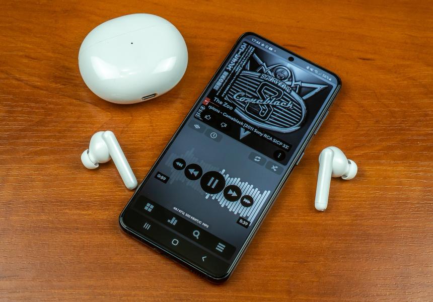 Шестисотые, но не Mercedes: тестируем наушники с шумодавом от знаменитого производителя теликов