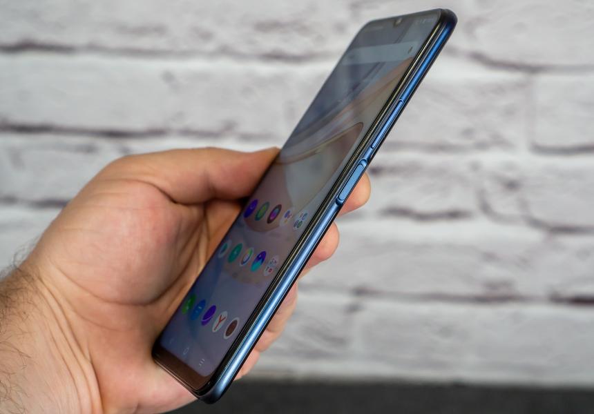«Вроде хороший, но покупать вслепую страшно», — говорят о Vivo. Рассказываем, как оно на самом деле