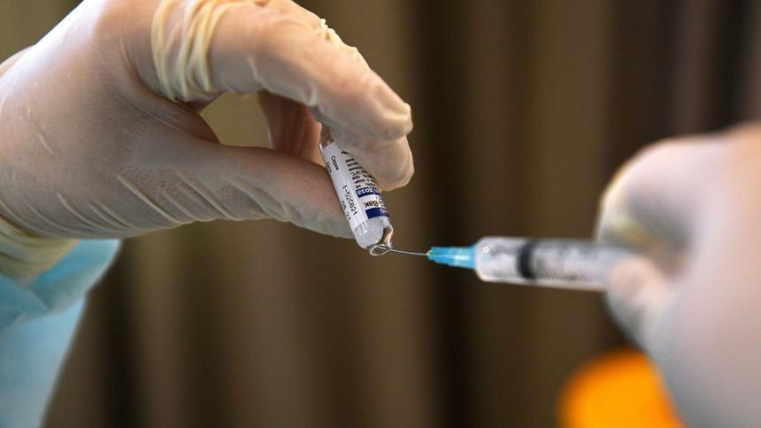 Эксперт назвал людей, которым нужно ревакцинироваться двумя компонентами вакцины