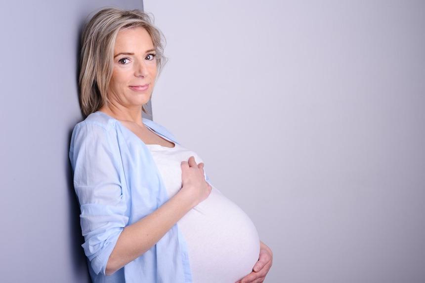 Врач-гинеколог: чем опасна беременность после 35 лет