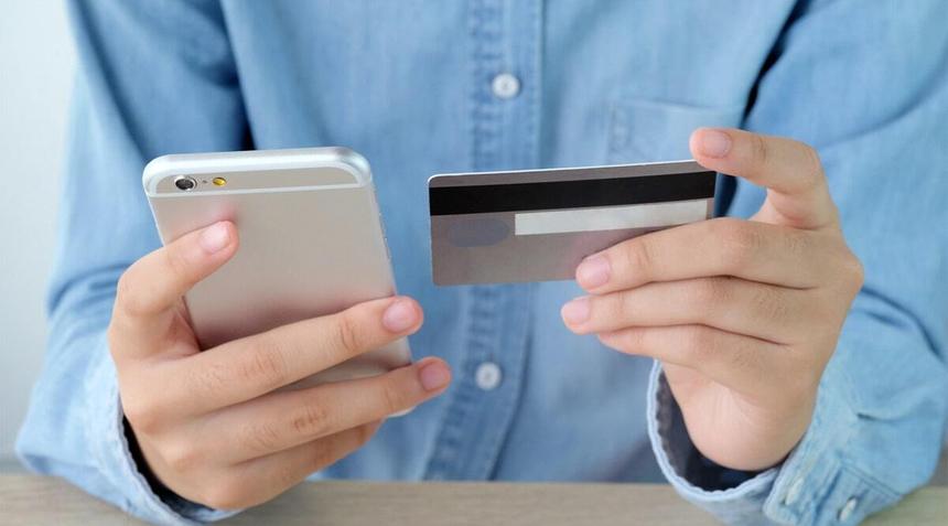 Эксперт посоветовал открывать вторую карту для покупок в интернете, чтобы избежать действий мошенников