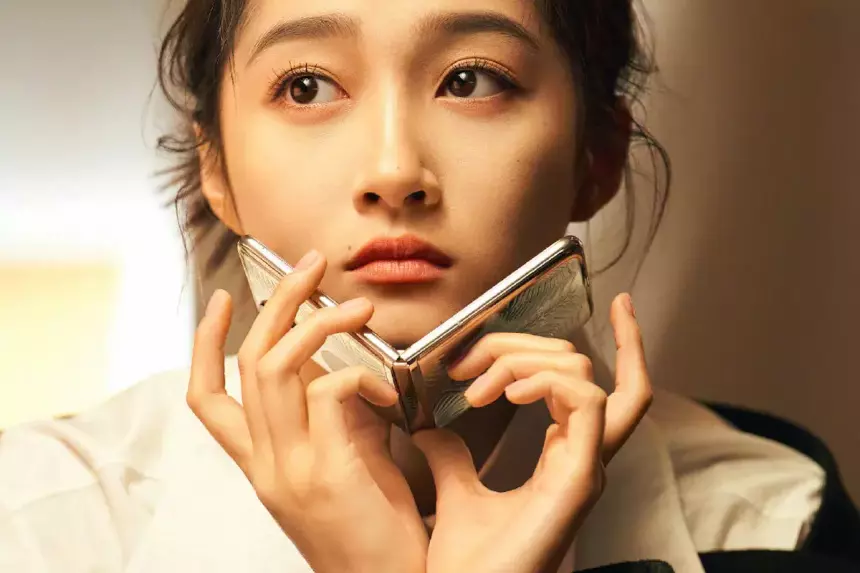 HUAWEI привезла в Россию смартфон с лучшей в мире камерой, эффектную раскладушку и наушники-помаду