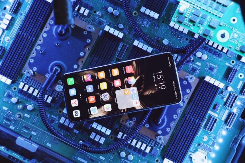 HUAWEI привезла в Россию смартфон с лучшей в мире камерой, эффектную раскладушку и наушники-помаду