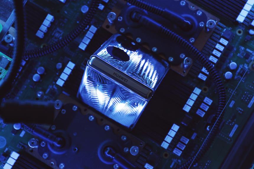 HUAWEI привезла в Россию смартфон с лучшей в мире камерой, эффектную раскладушку и наушники-помаду