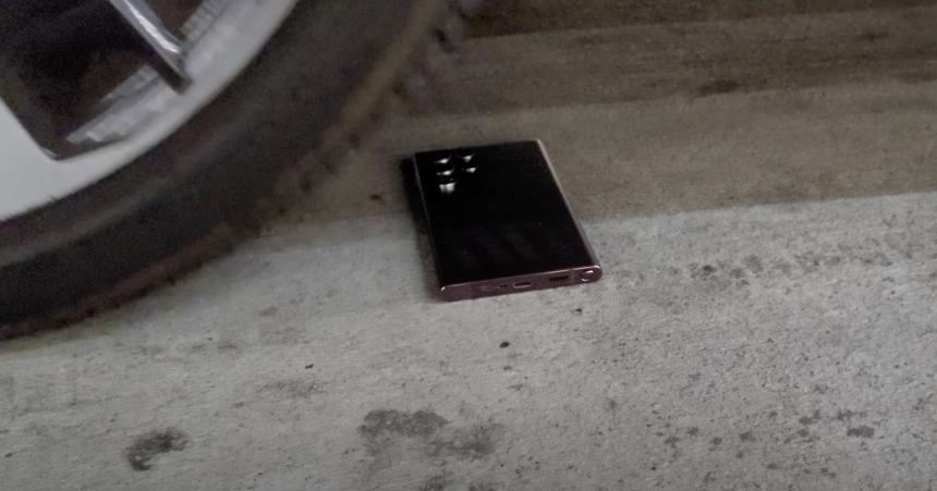 Samsung Galaxy S22 Ultra протестировали на прочность, бросив под колёса автомобиля