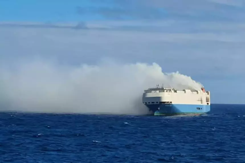 Прямо сейчас на корабле в Атлантике догорают около тысячи Porsche