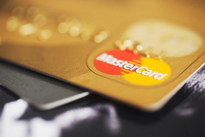 Российские карты Mastercard санкционных банков перестанут приниматься в иностранных интернет-магазинах