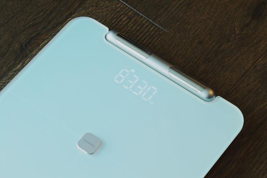 Гаджет для тех, кто все-таки решил сдержать новогодние обещания и похудеть. Да, мы про очень умные весы