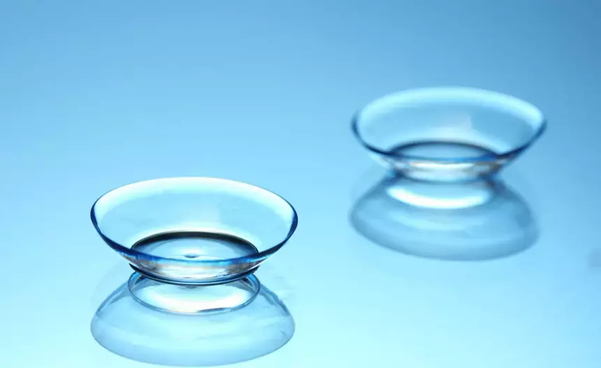 Появились первые в мире лечащие контактные линзы