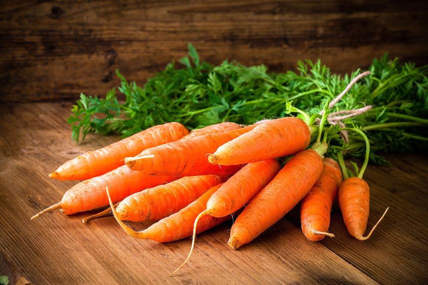 Диетолог объяснил пользу морковной ботвы