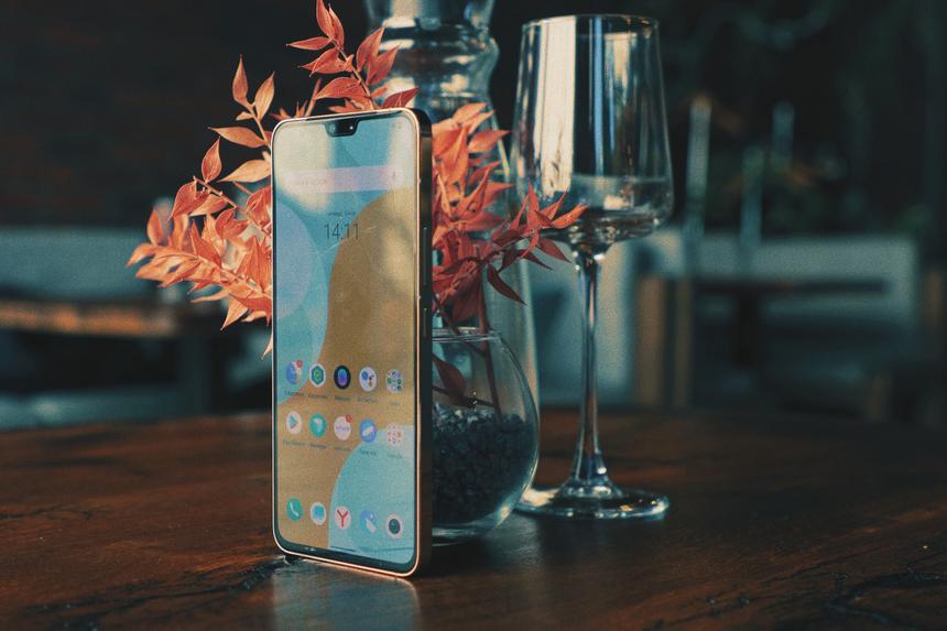 Золотой или голубой? Смартфон, который умеет менять цвет и приятный, как Айфон, но по меньшей цене