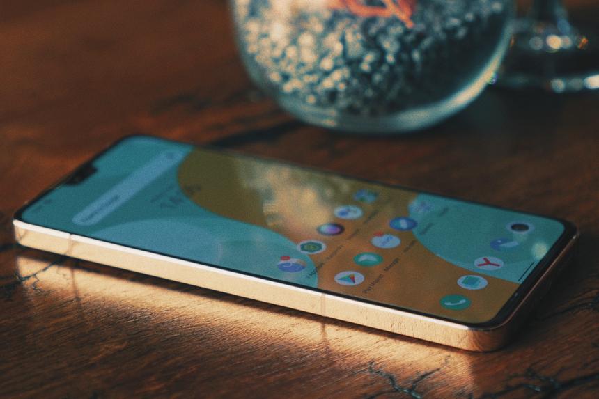 Золотой или голубой? Смартфон, который умеет менять цвет и приятный, как Айфон, но по меньшей цене