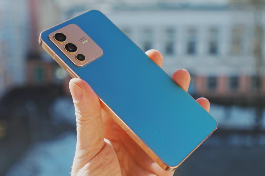 Золотой или голубой? Смартфон, который умеет менять цвет и приятный, как Айфон, но по меньшей цене