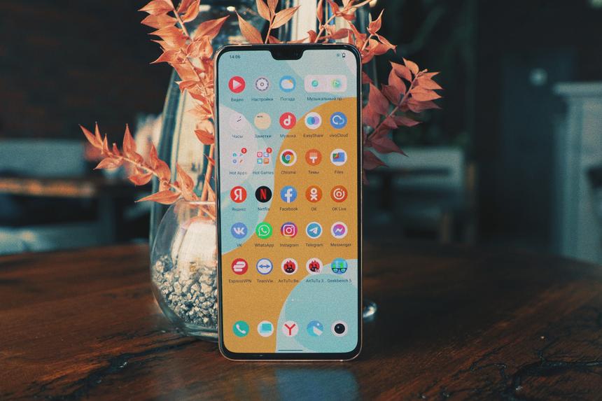 Золотой или голубой? Смартфон, который умеет менять цвет и приятный, как Айфон, но по меньшей цене