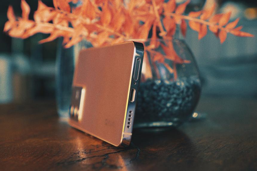 Золотой или голубой? Смартфон, который умеет менять цвет и приятный, как Айфон, но по меньшей цене