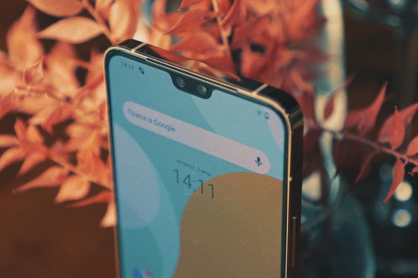 Золотой или голубой? Смартфон, который умеет менять цвет и приятный, как Айфон, но по меньшей цене