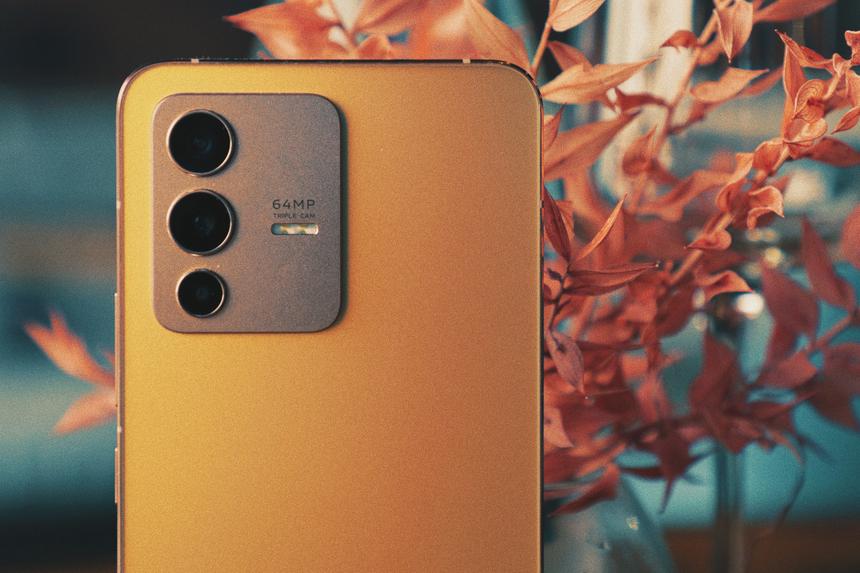 Золотой или голубой? Смартфон, который умеет менять цвет и приятный, как Айфон, но по меньшей цене