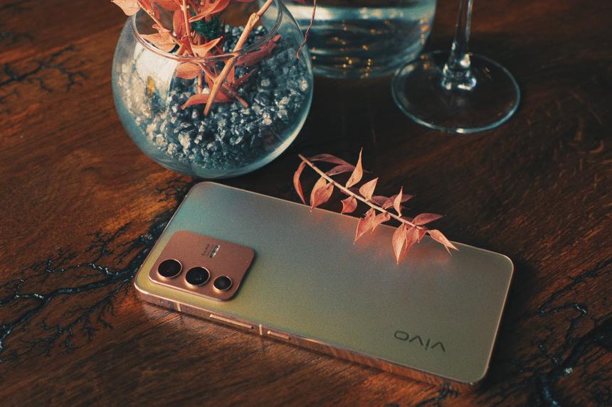 Золотой или голубой? Смартфон, который умеет менять цвет и приятный, как Айфон, но по меньшей цене