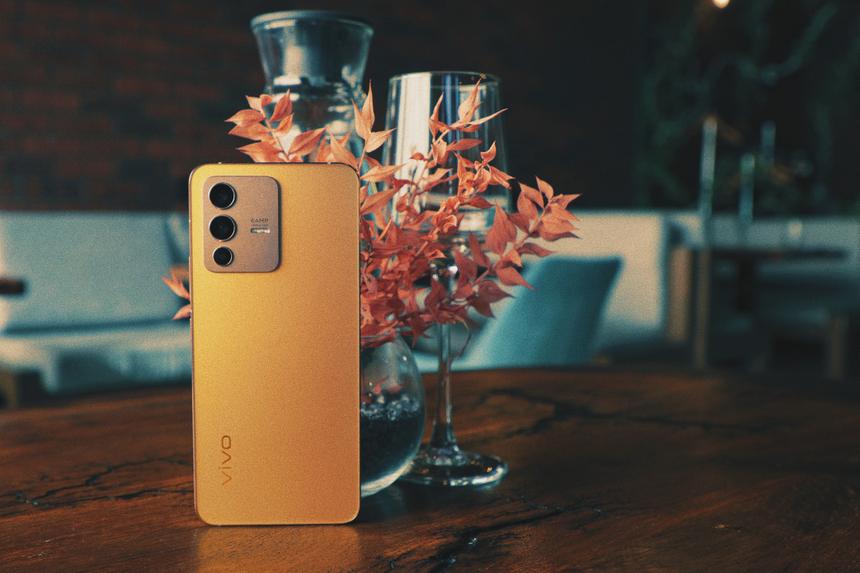 Золотой или голубой? Смартфон, который умеет менять цвет и приятный, как Айфон, но по меньшей цене