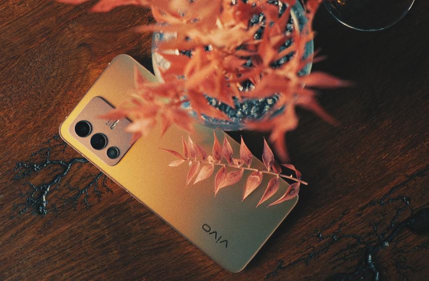 Золотой или голубой? Смартфон, который умеет менять цвет и приятный, как Айфон, но по меньшей цене