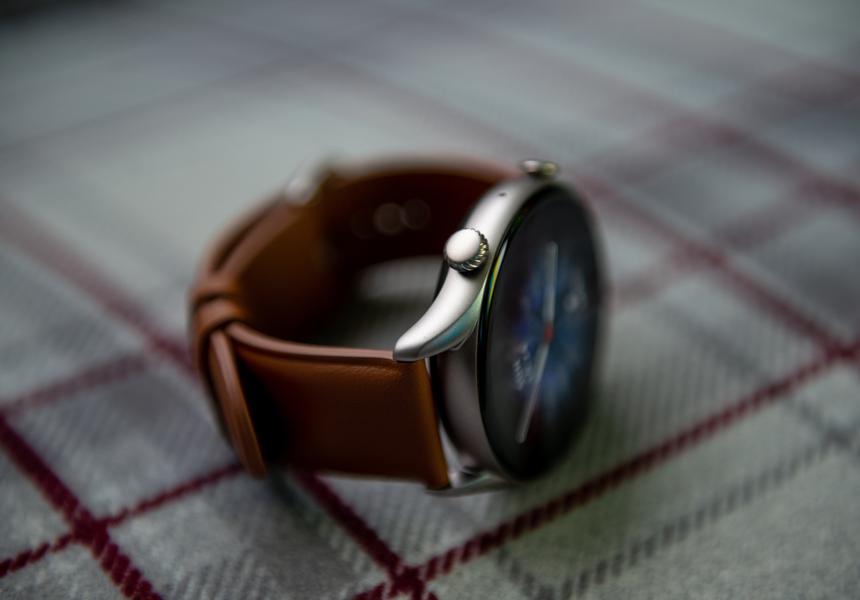 Люминиевый корпус оптимальной толщины и оптимального размера (ни больше, ни меньше не надо), а вот ремешок, даром что красивый, становится липким, если занимаетесь спортом