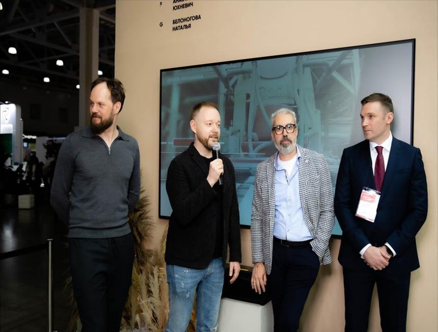 Во время презентации с Hisense Laser Tv 100L5f. На фото слева направо: Алексей Дорожкин, главный редактор Elle Decoration,  Яков Канджо, генеральный директор AM-Group, Яков Сыромятников, директор выставки MosBuild