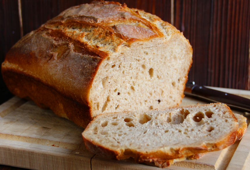 Врач рассказал, кому вредно есть хлеб