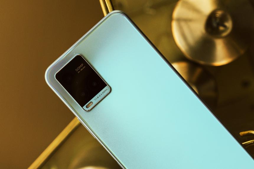 Необычный бюджетный смартфон, который берут не из-за цены или характеристик. И не жалеют об этом